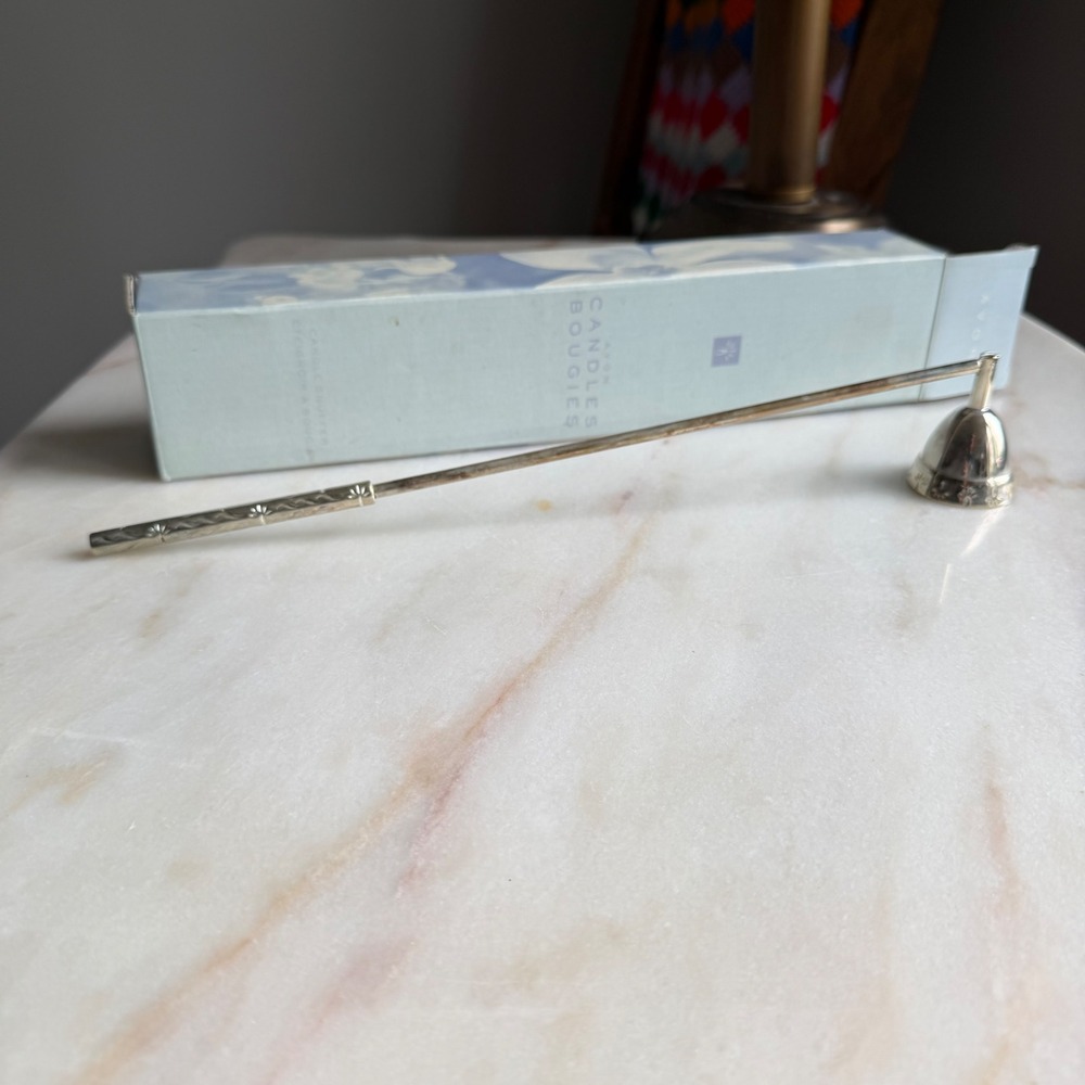 Avon Vintage 2001 Silver Tone Floral Embossed Candle Snuffer with‎ Original Box